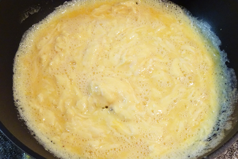 卵を炒めて